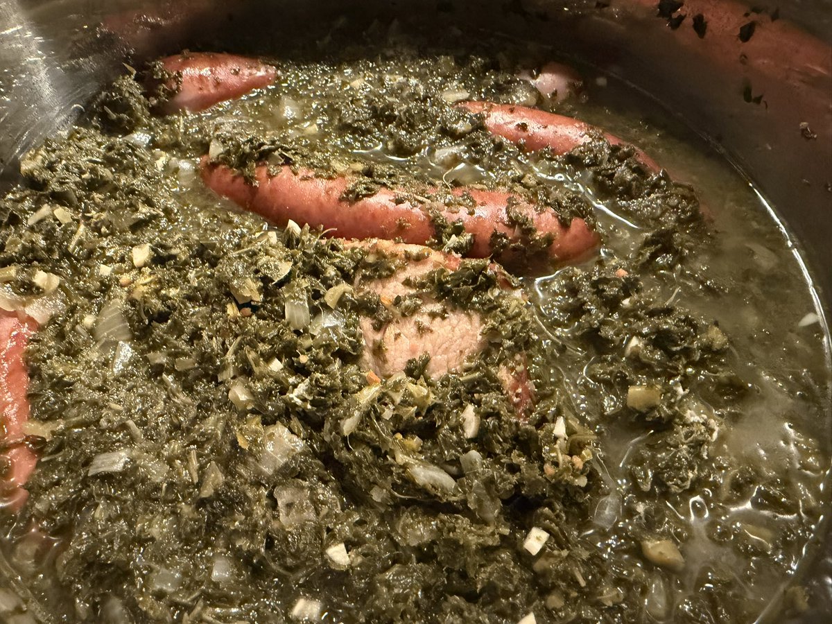 Grünkohl köchelt seit rund 4,5h..
Bald gibt's Mittagessen.