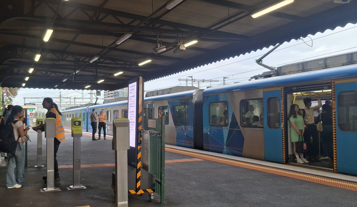 craig_halsall's tweet image. Advice on #Caulfield platform 1 encouraging passengers to use #MetroTunnel services to Town Hall or State Library to connect with #CityLoop trains (rather than crowd #FrankstonLine services)

#MetroTrains