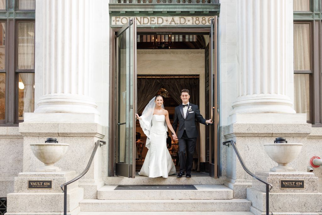 We know how important staying organized while planning a wedding is, which is why we put together a list of items to finalize at each stage of your journey. 📋

From a year before to the night before, we've got you covered: buff.ly/MhdAUkc

#Vault634 #WeddingPlanningTips