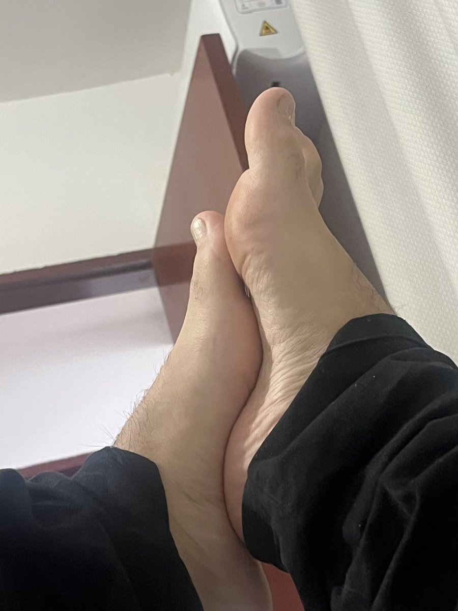 NunesTedd's tweet image. Recém tirado da meia 

#feetworshi̇p #feetfetısh #feet #chulé #malefoot