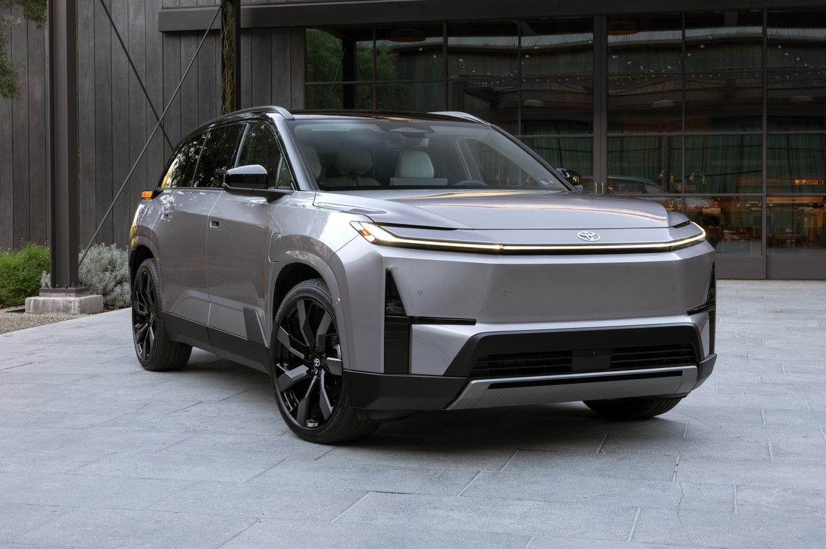 InsideEVs's tweet image. Meet Toyota's first all-electric three-row SUV: the 2027 Highlander.

• Up to 320 miles of range
• Tesla-style NACS port
• Made in Kentucky with US-sourced batteries

This, or a Kia EV9? insideevs.com/news/786882/20…