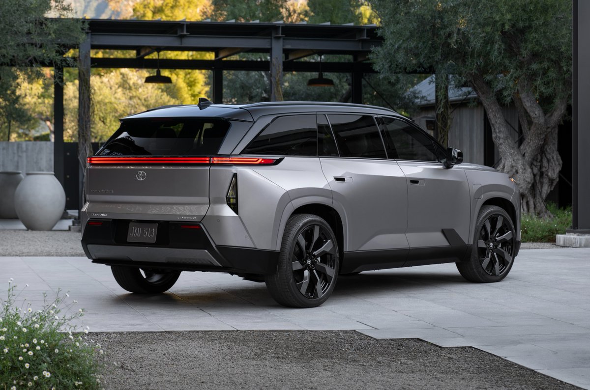 InsideEVs's tweet image. Meet Toyota's first all-electric three-row SUV: the 2027 Highlander.

• Up to 320 miles of range
• Tesla-style NACS port
• Made in Kentucky with US-sourced batteries

This, or a Kia EV9? insideevs.com/news/786882/20…