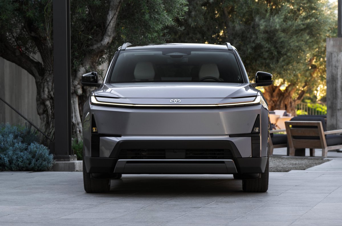 InsideEVs's tweet image. Meet Toyota's first all-electric three-row SUV: the 2027 Highlander.

• Up to 320 miles of range
• Tesla-style NACS port
• Made in Kentucky with US-sourced batteries

This, or a Kia EV9? insideevs.com/news/786882/20…