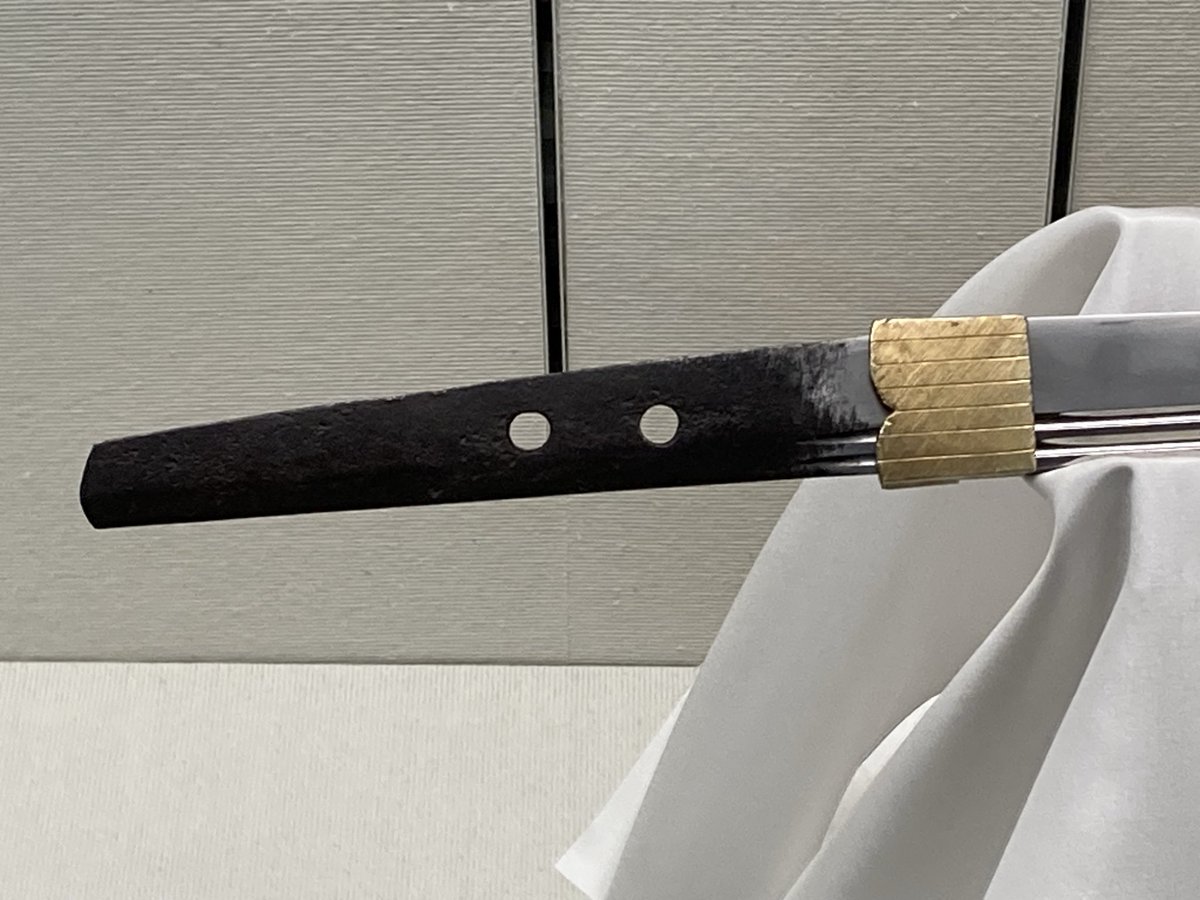 敦博刀剣資料公開展、地元所縁刀工が売りですが、越前若狭産以外も数振展示しています。行光の脇指は刀の長さを短く整える磨り上げの際に銘を惜しみ折り返して残したもの。また無銘の刀は付属の折紙は相州正宗となっていますが、近年の鑑定では別の刀工とされています。刀剣を伝える文化の一端です。