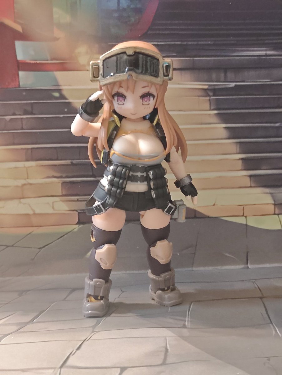 前回のアニスを本格改造
まずはナズナヘッドに交換
肩関節隠しにジャケットを加工し装備
ヘソ出しも背面もチリバツ

やや地味だがそこそこオリジナルっぽくなって #リンクトラベラーズ 世界観的にもアリなので満足
そこはかとなくメタスラを連想させる

#デスクトップアーミー