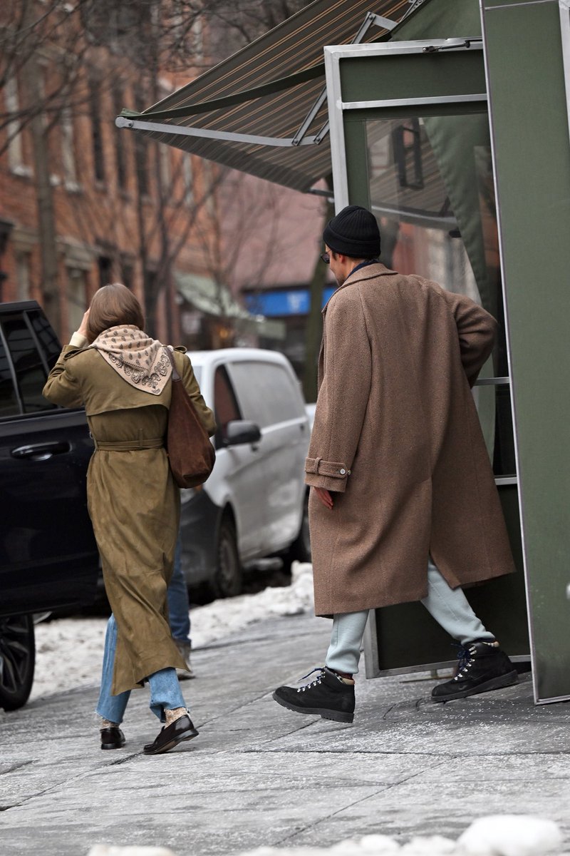 📸| Gigi Hadid junto a Bradley Cooper en las calles de New York. - 10/02 

Más fotos: gigihadidargentina.sosugary.com