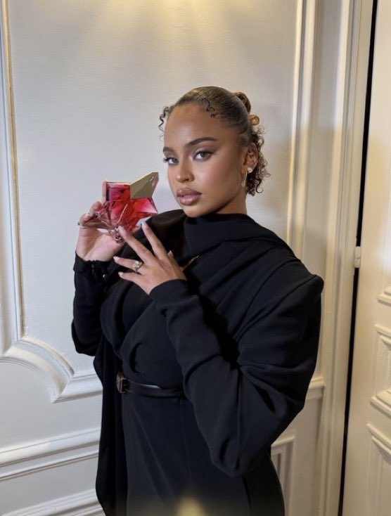 CuriosidadesEU's tweet image. A influenciadora francesa Paola Locatelli revela que alguns jogadores costumavam lhe enviar mensagens privadas quando ela tinha 14 anos:

"Se eu mencionar nomes, vou arruinar algumas carreiras. Eles eram pedófilos, me dão nojo."