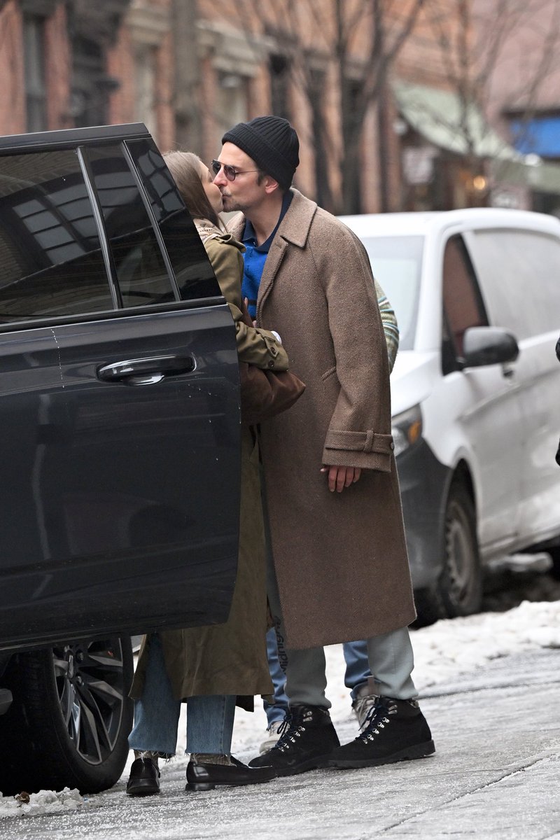 📸| Gigi Hadid junto a Bradley Cooper en las calles de New York. - 10/02 

Más fotos: gigihadidargentina.sosugary.com