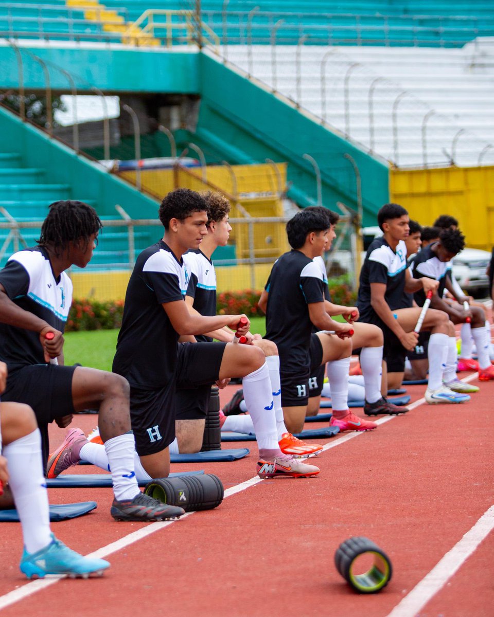 FFH_Honduras's tweet photo. 🔥 Listos para el partido decisivo 🇭🇳⚽️
La H Sub-17 entrenó en el 🏟️ Francisco Morazán en el - 1️⃣ del duelo clave ante Bermuda 🇧🇲.
Mañana nos jugamos la clasificación al Mundial de Qatar 2026 🌍
💙 ¡Acompañemos a los #Cipotes desde las gradas!
#LaH #HU17 #PremundialU17 #RumboAQatar2026 🇭🇳🔥