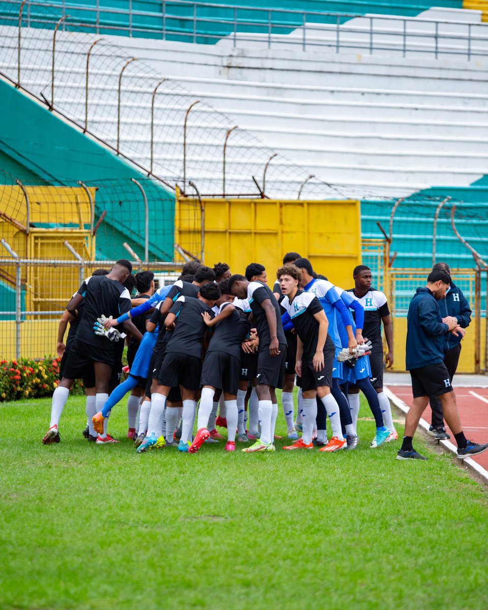 FFH_Honduras's tweet photo. 🔥 Listos para el partido decisivo 🇭🇳⚽️
La H Sub-17 entrenó en el 🏟️ Francisco Morazán en el - 1️⃣ del duelo clave ante Bermuda 🇧🇲.
Mañana nos jugamos la clasificación al Mundial de Qatar 2026 🌍
💙 ¡Acompañemos a los #Cipotes desde las gradas!
#LaH #HU17 #PremundialU17 #RumboAQatar2026 🇭🇳🔥