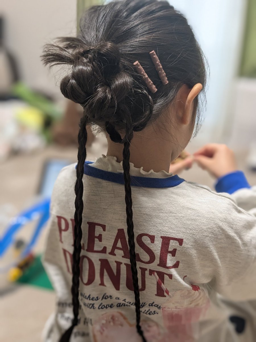 pasomasooo's tweet image. 久しぶりに手の込んだヘアアレンジ
娘の好きなカチモリヘアアレンジしてみた✌️
小枝を添えて🍫🍫🍫