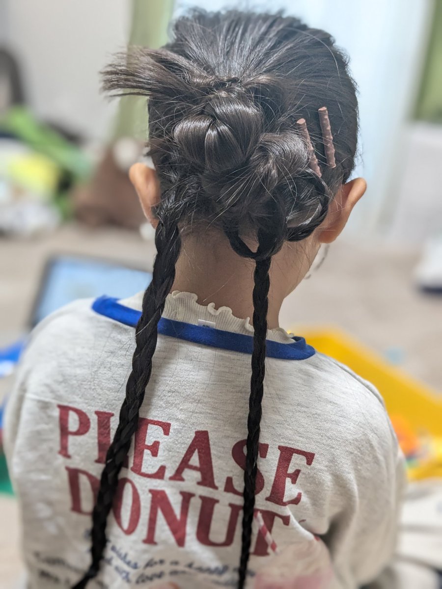 pasomasooo's tweet image. 久しぶりに手の込んだヘアアレンジ
娘の好きなカチモリヘアアレンジしてみた✌️
小枝を添えて🍫🍫🍫