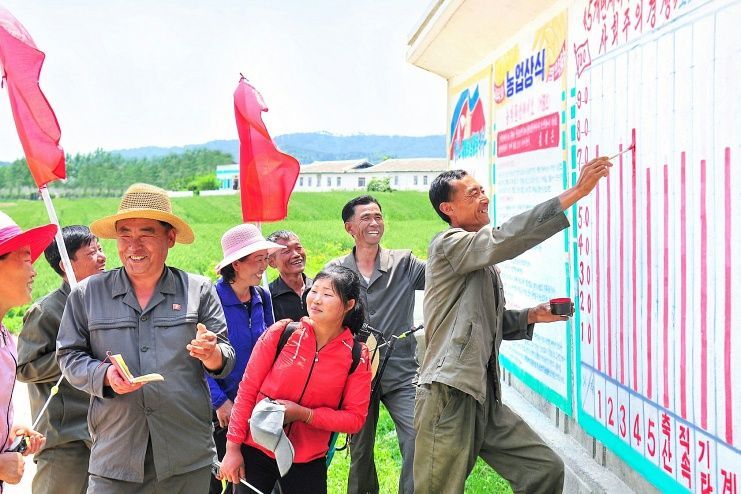 The_Daily_NK's tweet image. Behind the facade: #NorthKorea's workers must produce compost, gather farm supplies, maintain factory production—all while struggling to feed families. #DPRK #LaborRights dailynk.com/english/nampo-…