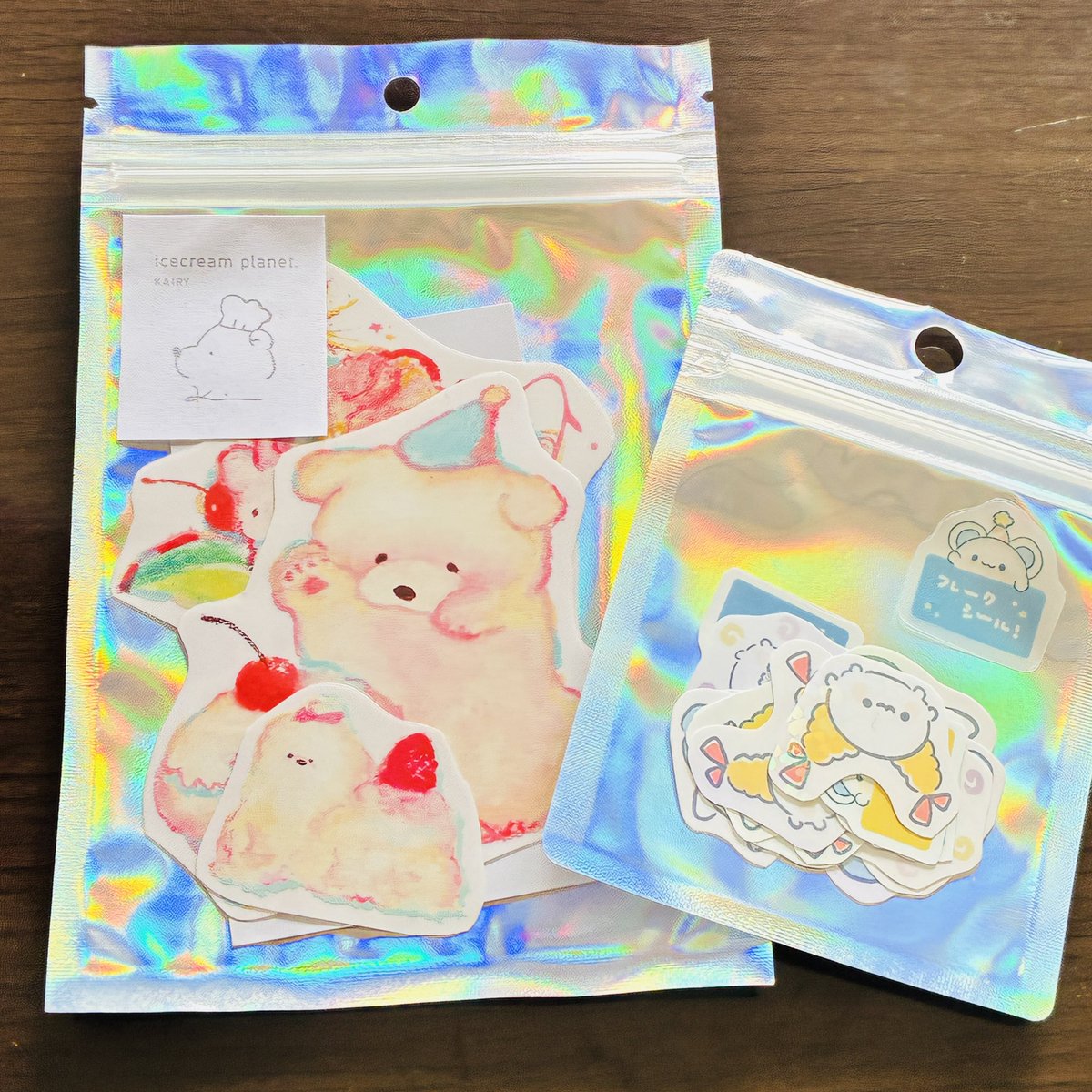 #TCMmini仙台 でKAIRYさん <a href="/kairy_ice/">𝙆𝘼𝙄𝙍𝙔</a> と、
もちっとみみっく！さん <a href="/mochittomimikku/">もちっとみみっく！</a> のシールをお迎えしました🍄🫶

もちっとみみっく！さんのフレークシールはたっぷり入ってたのでキノスタメンバーでわけっこします( ´ ▽ ` )