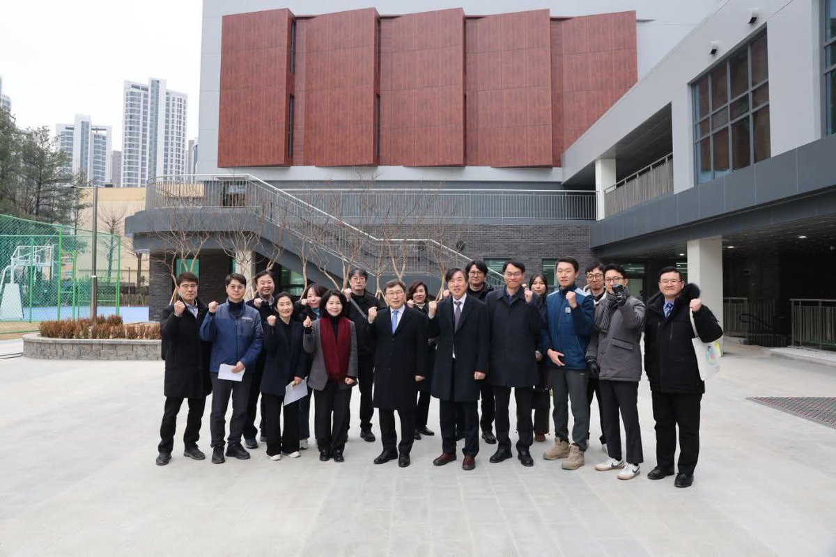 오늘 정근식 교육감 페이스북에 흑석 고등학교 개교준비 현장을 방문했다는 글과 함께, 게재되었다 내려간 사진입니다. 사진 맨 오른쪽, 정근식 교육감 수행비서는 지혜복 교사와 A학교공대위에게 "돈을 요구한다"며 패륜적 막말을 하던 사람입니다. 

참으로 "정근식스럽습니다." 교육감 수행비서의