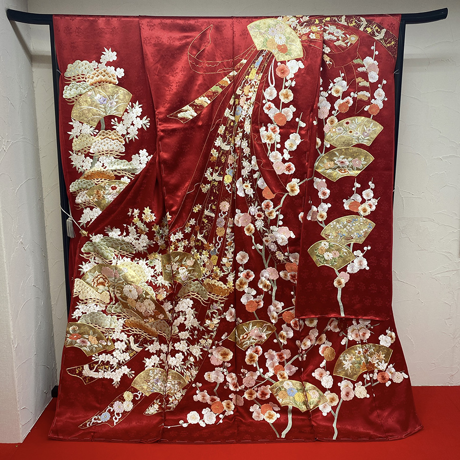総刺繍の振袖│熨斗に扇面-赤 】 振袖表地価格 649,000円（税込） 綸子