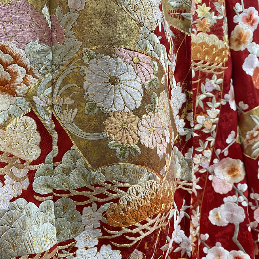 総刺繍の振袖│熨斗に扇面-赤 】 振袖表地価格 649,000円（税込） 綸子