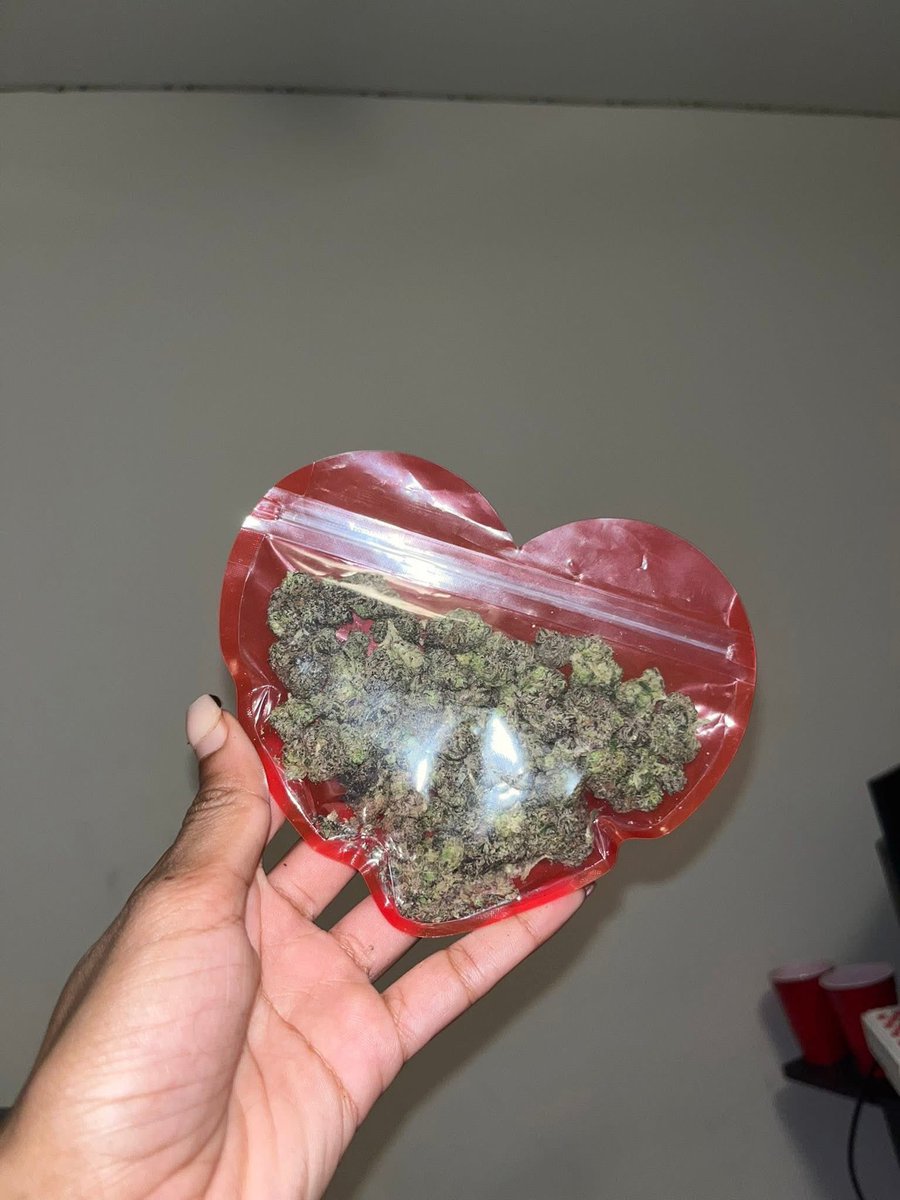layxsnv's tweet image. Every girl deserves her weed in a heart shaped bag 🤣🥰