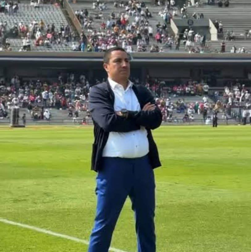 No entiendo, en la ida cuando ibas ganando y sacaste a Morales preferiste meter al Memote que a Juninho cuando el partido necesitaba un delantero que corriera a todas. Hoy que tu plan de juego es meter centros dejas en la banca al Memote que es un rematador y metes a Juninho.