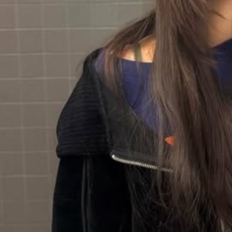 ตอนแรกไม่อยากเข้าข้างตัวเองว่าเป็นเสื้อซูบินจริงๆ เพราะฮู้ดดำมีทั่วโลก แต่พอเทียบก็ชัดเลย ความยาวเสื้อ เชือก แม้กระทั่งลายผ้าตรงฮู้ด ตัวเดียวกัน100%แม่ เสื้อมันเปนของน้องฮีซอนไปแล้วจริงๆ 🥹 #singlesinferno5