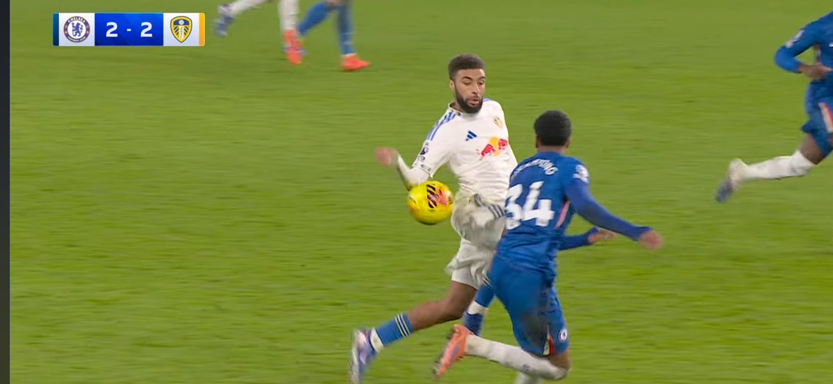 AaronLiburd4's tweet photo. How what this not a handball? #PremierLeague #ChelseaFC #lufc #skysportsfc https://t.co/nn9Vb5LX8r