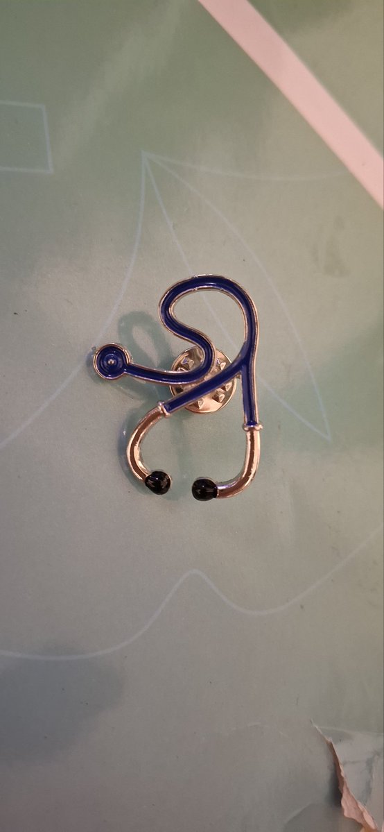 naranzuld's tweet image. Эмч дүүдээ ийм хөөрхөн энгэрийн зүү авлаа.