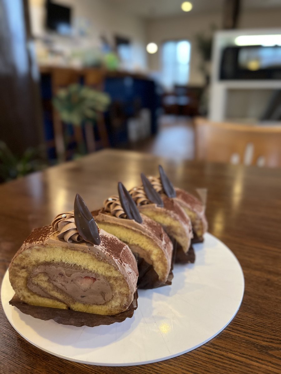 SarrysC's tweet photo. クーベルチュールのチョコロールケーキ。
贅沢に分厚いカットです🧡
お持ち帰りにもどうぞ♪ https://t.co/54HS8gFtNR