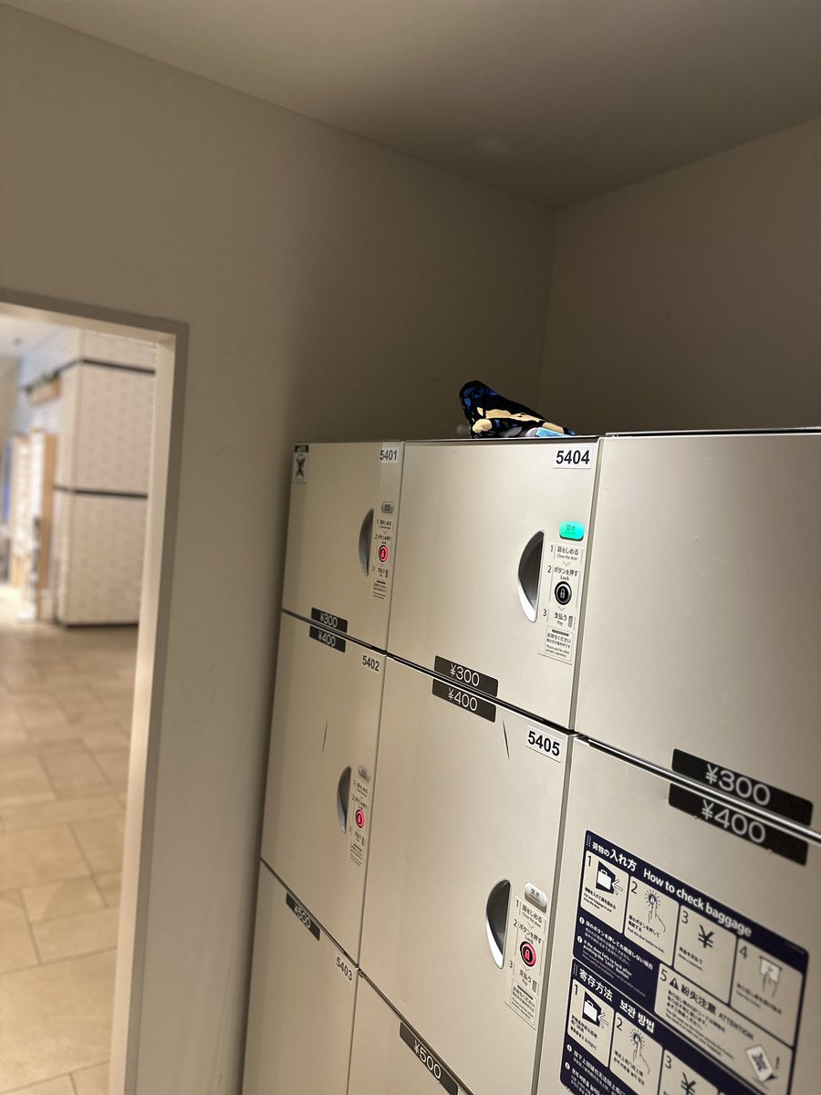 hareotokosun's tweet photo. 有明ガーデン5Fのコインロッカー上に忘れ物（落とし物）がありました ...

煮ても東海！焼いてもオンエア！お前ら全員生の俺らで焦がしたろ〜会！！ 東海オンエア

開演までに持ち主さんが気づいて回収出来ますように🙏

#東海オンエア https://t.co/XPkU7KeOHH