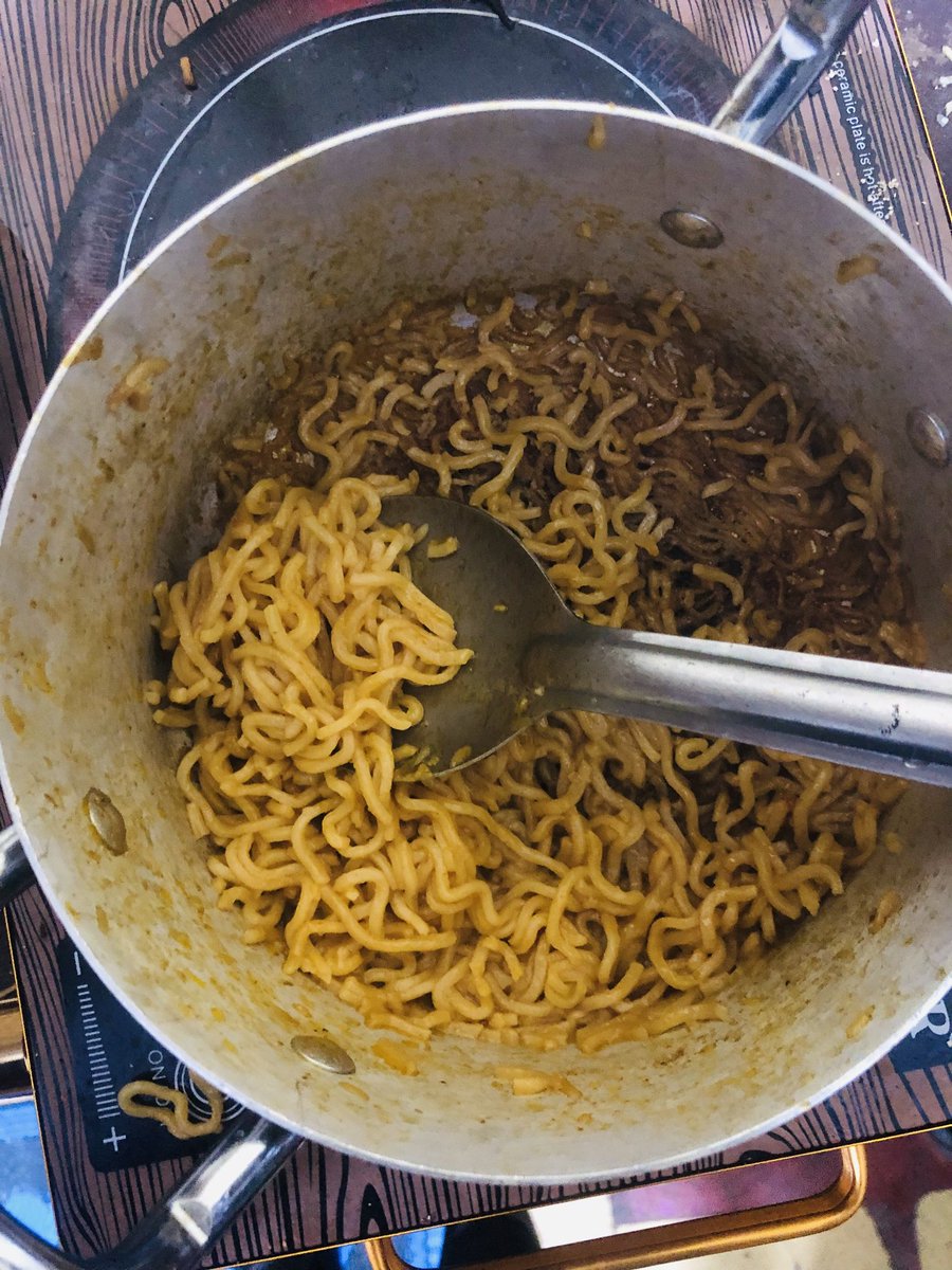 This my room mate use seasoning, oil, gino &amp; salt cook these noodles, e still no get taste, damn 🤧