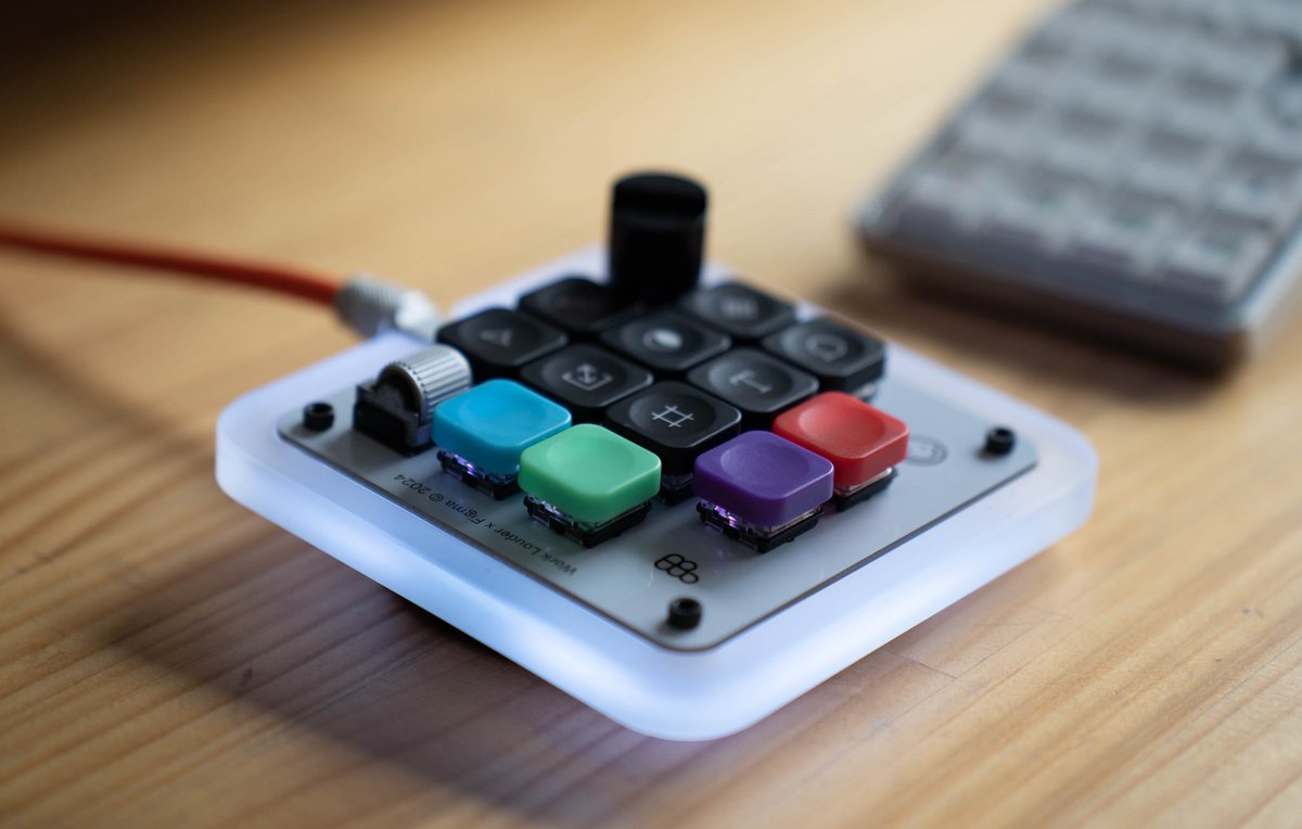 LOPYLOG's tweet photo. 中古2万円でFigma Creator Micro見つけてつれて帰ってきてしまった…

とりあえずデザインと質感良すぎる（光ってもかわいい） https://t.co/v5B0HSyg13