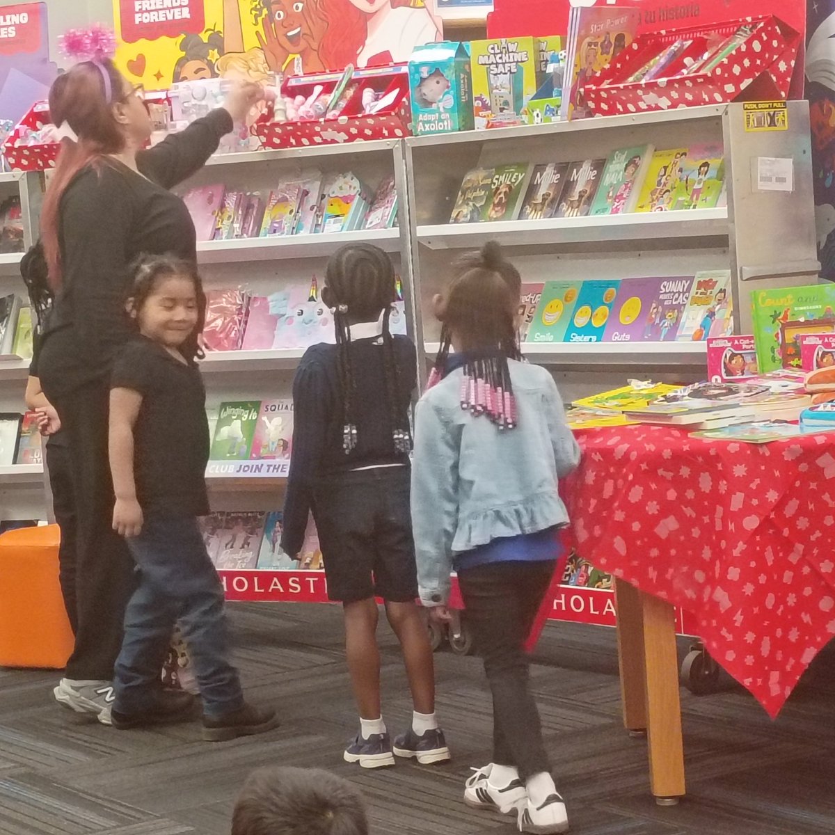 theShelfieQueen's tweet photo. Day 2 - of our Scholastic Book Fair was awesome over 60 kids visited and purchased books๐ Sales were through the roof ๐ฅฐ
@cochran_school @EDAmaya04 @DISD_Libraries
#CochranColts https://t.co/UBtwmBTW9k