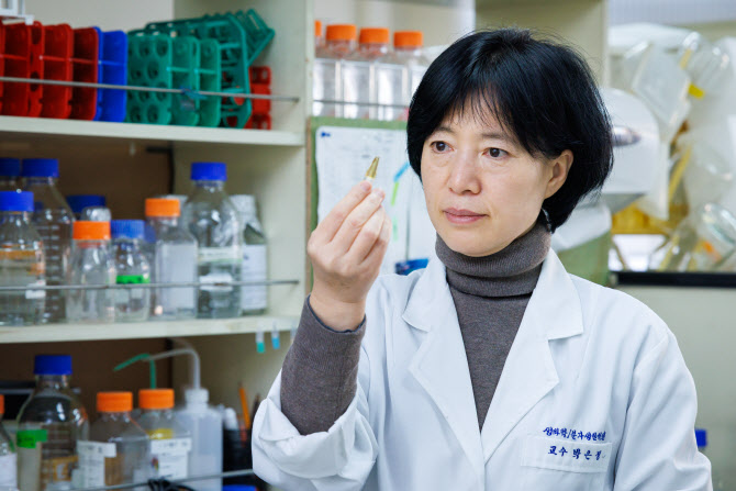 경희대 의대 박은정 교수님이 떠오릅니다.

여성, 좋지 못한 가정형편, 비명문대, 나이, 비정규직.. 총 5가지의 유리천장을 뚫고 2016년 '세계에서 가장 영향력 있는 연구자'로 선정되셨으며, 미래창조과학부 대상, 사회혁신유공 대통령 표창까지 받으신 분입니다. 

가족의 병간호와 경력단절의