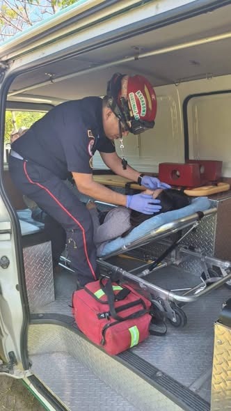 En ruta de Chamelco  hacia Santa Cruz Verapaz, vehículo chocó contra árbol.  Bomberos Municipales Departamentales atendieron a
Camila Ruiz, 18 años, de Santa Cruz Verapaz, resultó con golpes, Deymi Suram, 18 años de San Cristóbal Verapaz con contusión cerebral.