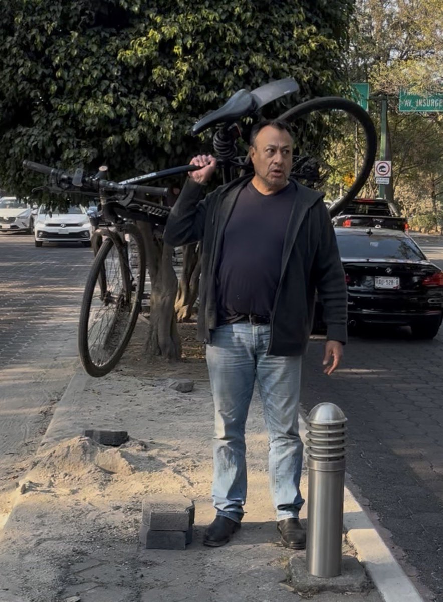 hellcodex's tweet photo. “Borra tu video”: Después de haber destruido mi bici y retirarse, el sujeto regresó para amedrentarme otra vez y pedir que borrara el video, intentó golpearme nuevamente y volvió a dañar mi bici. Gracias a que un profe compañero que iba pasando llamó al 911, el tipo cedió y huyó. https://t.co/NQ2lutZTkg