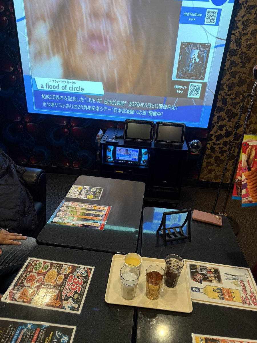 3人なのにめちゃんこ広いお部屋に通されたので飛び入りも待ってます！
場所は神田です！！