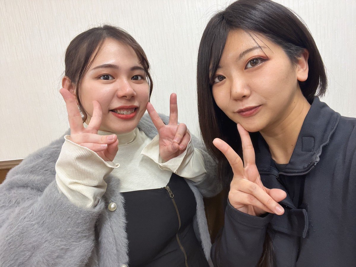 F1228Hideka's tweet photo. 先日の稽古でアンナ役のやっちゃんとパシャリ🤳
いい作品になりそう❤️‍🔥
まだまだお席もありますし、配信もあるのでぜひ観てほしいです！
今までやったことのない役で、楽しい🌸

🎟️⇨ https://t.co/oxmxA5j6pR https://t.co/fBzk3WahdH