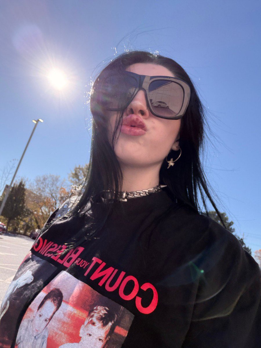 rayaffection99's tweet image. a smooch on the go