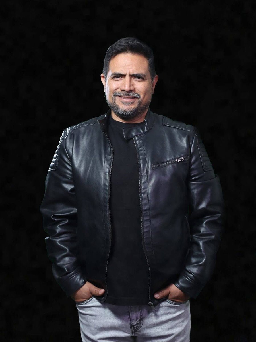reddtvoficial's tweet photo. Marco Núñez del Arco deberá declarar mañana por presunto est#pro y viol3ncia familiar en la FELCV
#MarcoAntonioNúñezdelArco, pastor de nacionalidad peruana, deberá comparecer mañana a las 15:00 en la Fuerza Especial de Lucha Contra la Viol3ncia (#FELCV), zona Tránsito, en Santa Cruz, por la presunta comisión de los delitos de estupro y viol3ncia familiar, según un requerimiento fiscal emitido por la abogada Laura Rojas Salazar.
El Ministerio Público ha activado la citación dentro del caso FUD 701102012601053 (FELCV 171/2026), iniciado de oficio tras la denuncia en contra de Núñez del Arco, acusado de vulnerar la integridad de Esther Eliana Olivares Llontop. La fiscal de materia, Laura Rojas Salazar, informó que la causa se encuentra bajo los artículos 309 y 272 bis del Código Penal, los cuales sancionan los delitos de est#pro y viol3ncia familiar.
Asimismo, se ha solicitado a la Dirección General de Migración (DIGEMIG) activar alerta migratoria sobre el pastor peruano, garantizando que cumpla con la comparecencia y las formalidades legales correspondientes. La investigación continúa su curso y se espera que la declaración de Núñez del Arco sea clave para determinar la responsabilidad penal del imputado.