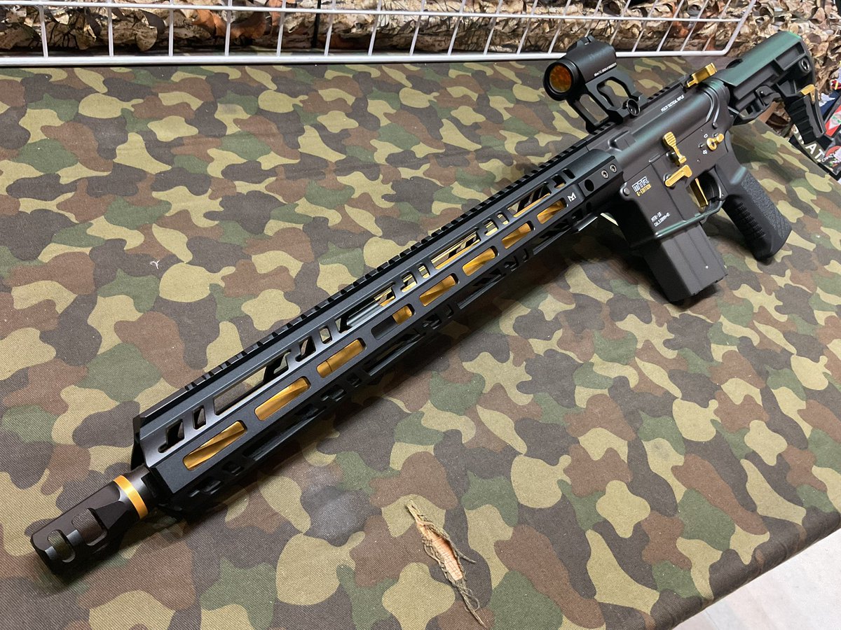 東京マルイ MTR16 G-EDITION 黒色ベースの本体に金色の各パーツ 見た目