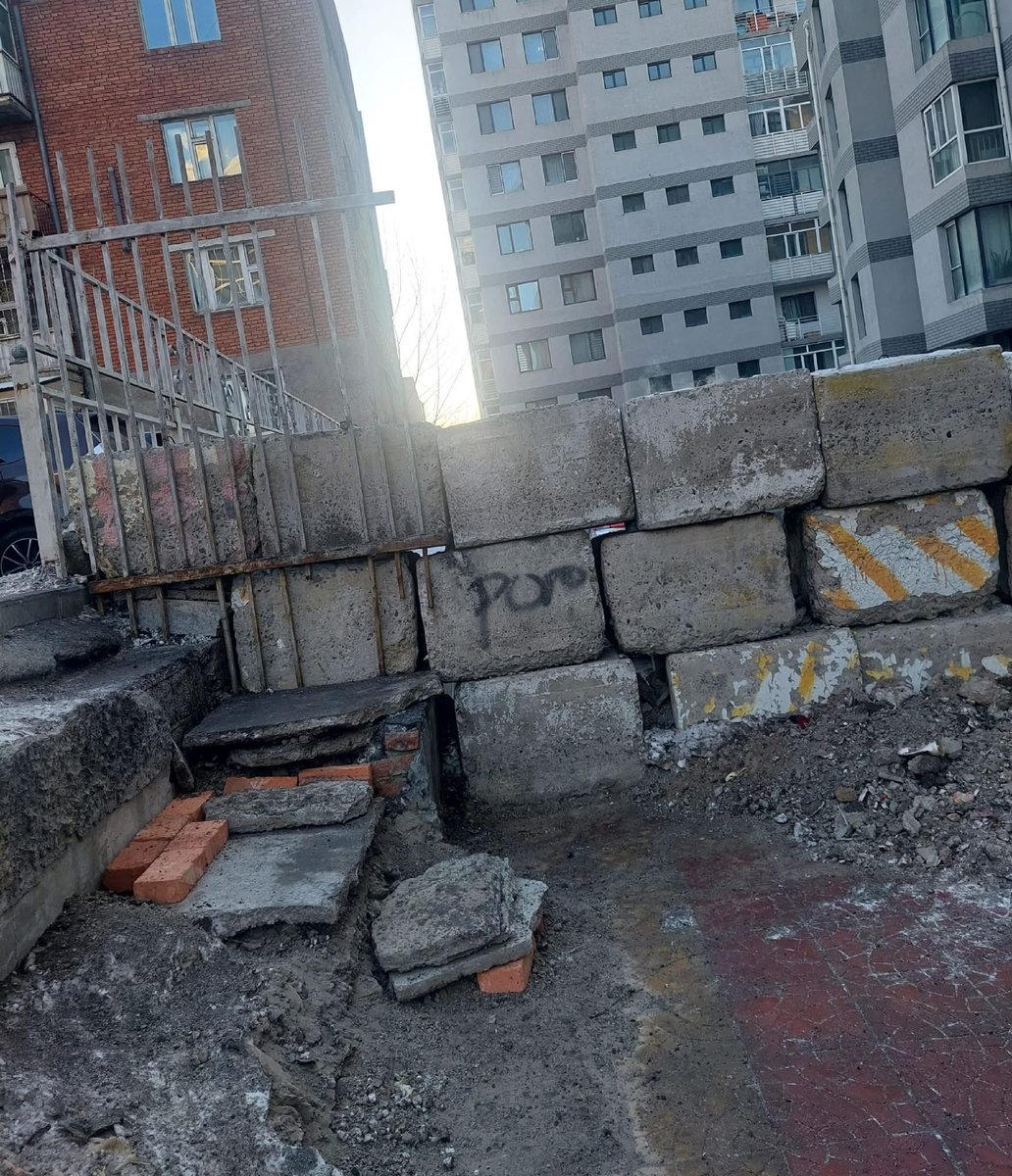 jmunkhsergelen's tweet image. Баянзүрх дүүрэг 60 жил болсон сайхан дүүрэг гэж ам бардам магтдагт бахархдаг. 4р хорооны нэгэн хотхон том цементээр явган хүний гарц хаасанаас  дээгүүр нь хүүхдүүд хичээлдээ яаран давдаг,  настангууд нь ЭМТ-10 руугаа яардаг, дундаж насныхан машинаа унаад ажилдаа гардаг учраас…