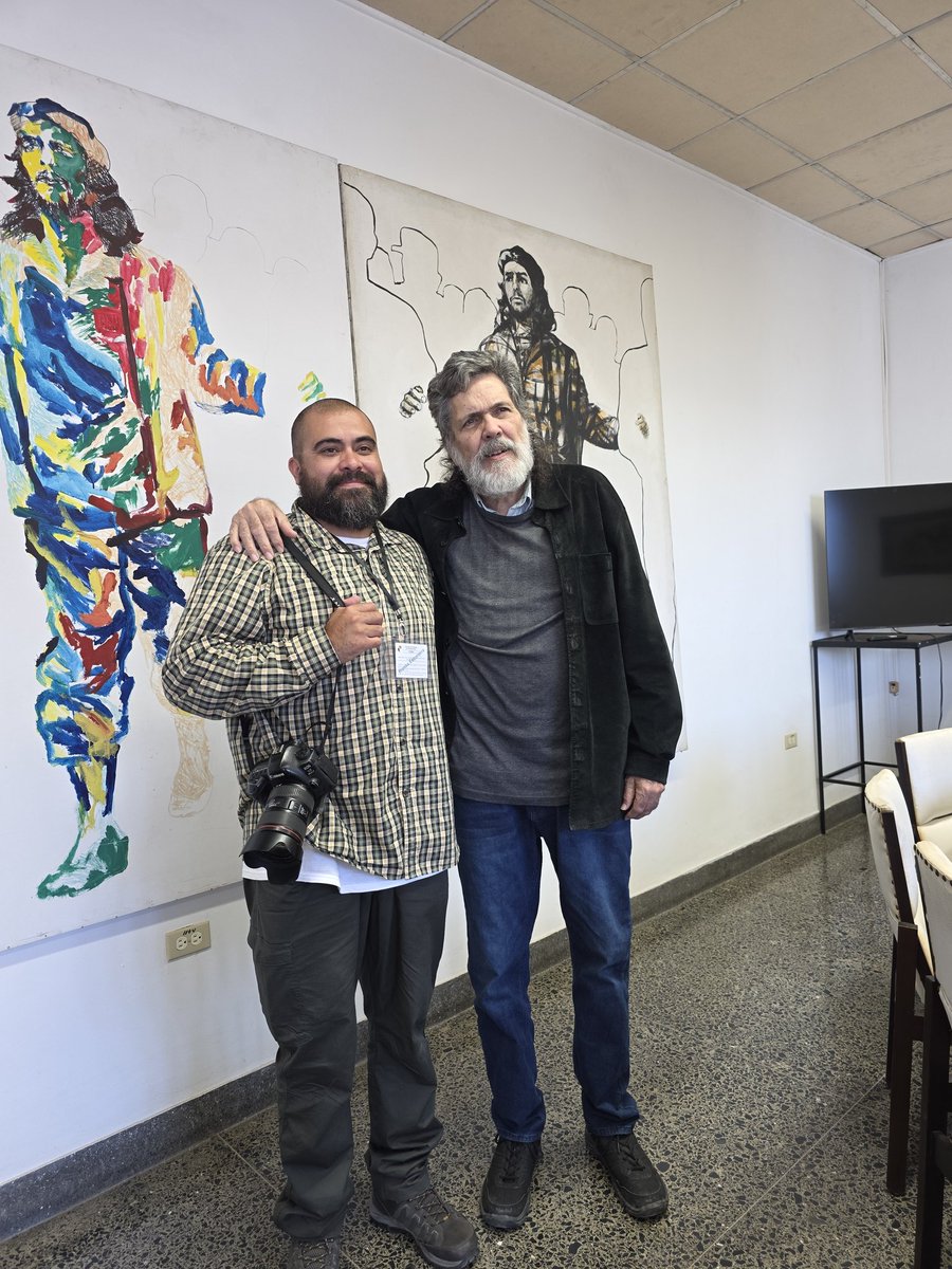 En la <a href="/CasAmericas/">Casa de las Américas</a>, c/el joven y brillante fotógrafo mexicano Jair Cabrera, d La Jornada, quien nos visitó acompañando al amigo Luis Hdez Navarro. Bienvenidos spre los dos a esta Casa, donde México nos nutre c/su poderosa cultura todos los días!!! Viva México!!!
#CubaNoEstáSola