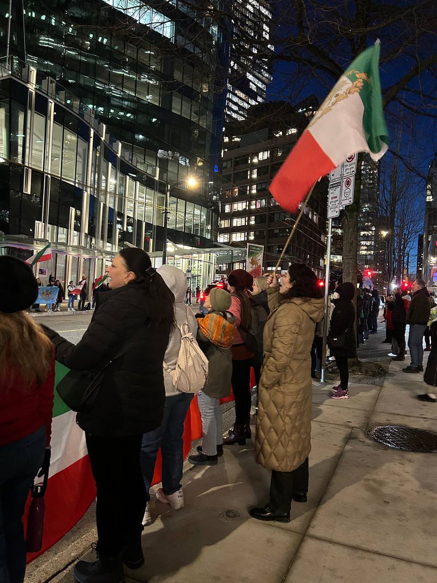 تصاویری از شب نوزدهم تجمع ایرانیان مقابل کنسولگری آمریکا در #ونکوور
#IranMassacre‌  #IranRevolution2026