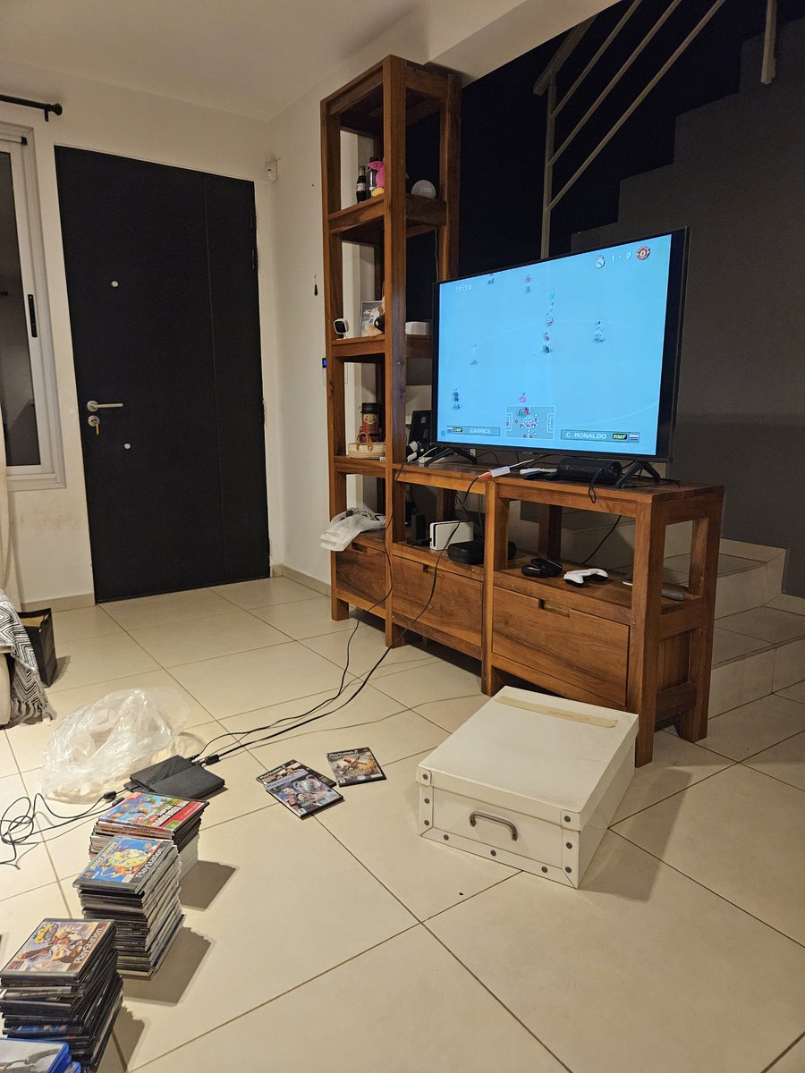 Conectamos la PS2 y nos pusimos a jugar Winning Eleven 2010. Qué momento para estat vivo