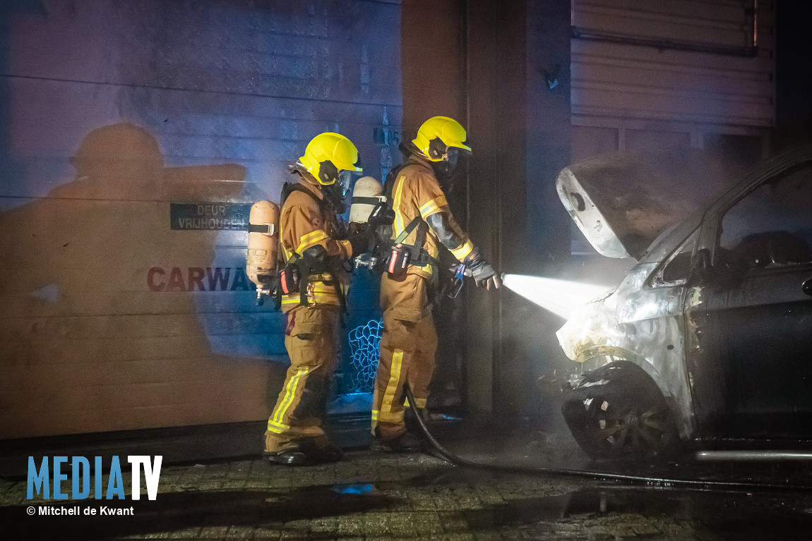 Brandweer bestrijdt brand bij autogarage in Ridderkerk