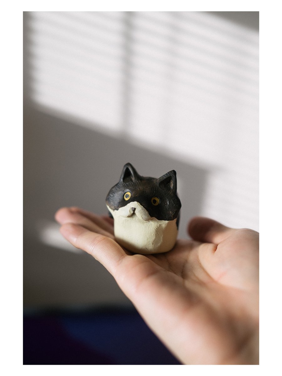 ワンフェスで買った穴熊舎さんの猫の置物。
デスクの目に入るところに置いて、ふとした時に眺めたり手に取ってみたり。