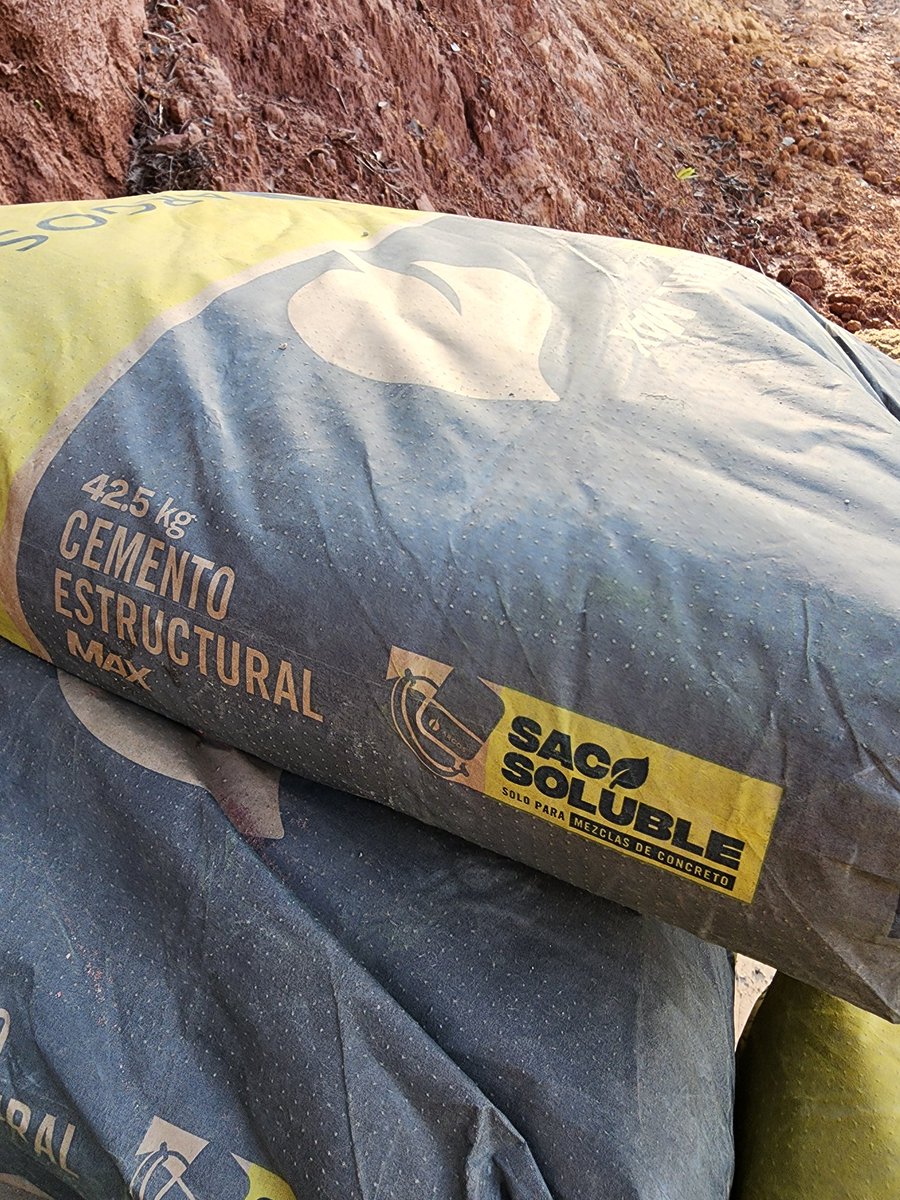WbcObras's tweet photo. @Cementos_Argos #sacosoluble no recomiendo ese método, el saco por más que se deje en la mezcladora sale trazas alterando el trabajo. Mejor el método tradicional. Punto a mejorar. Pero por lo contrario muy buen producto https://t.co/tHUshSKH9Y