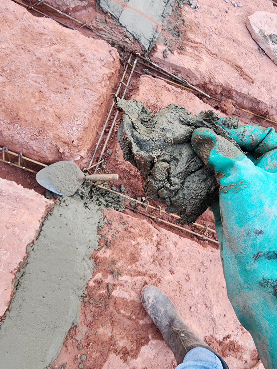 WbcObras's tweet photo. @Cementos_Argos #sacosoluble no recomiendo ese método, el saco por más que se deje en la mezcladora sale trazas alterando el trabajo. Mejor el método tradicional. Punto a mejorar. Pero por lo contrario muy buen producto https://t.co/tHUshSKH9Y