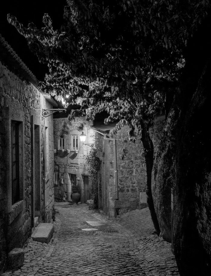 İyi geceler iki gözümün çiçeği.

Her yol insanı bir yere götürmez, bazı yollar insanı “kendine” getirir…