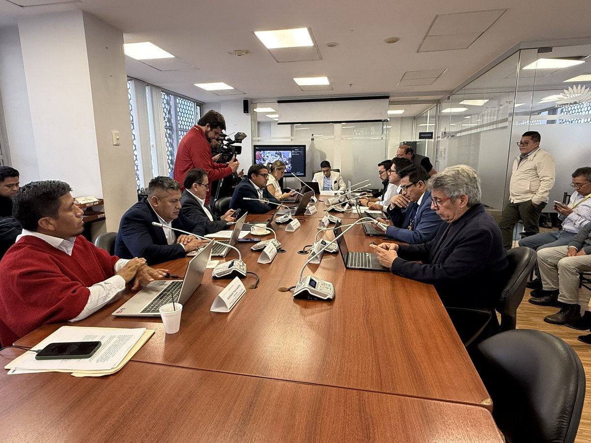 DerHumanosAN's tweet photo. 1️⃣ La Asamblea recibió a jubilados que exigen el pago pendiente a 15.000 maestros (2020–2025).
2️⃣ Continúa la fiscalización por presuntas irregularidades y daño ambiental en la Refinería de Esmeraldas de EP Petroecuador.

https://t.co/YligHK12WM https://t.co/PXb7mRp2BB