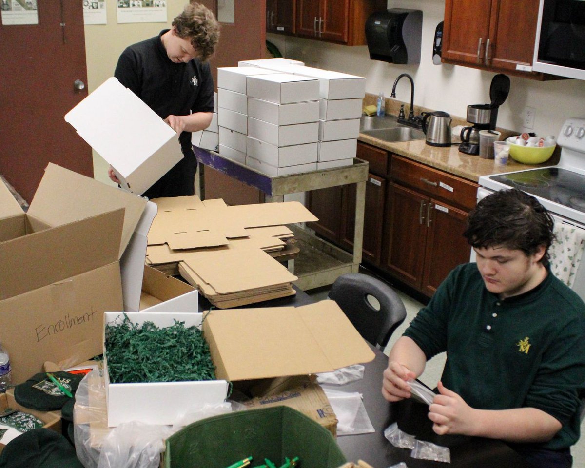 stvmirish's tweet image. Big thanks to our CareerReady students for preparing welcome boxes for the Class of 2030! 📦☘️
Their teamwork is helping make this Thursday’s delivery a success. Way to represent STVM with service, leadership, and heart! ✨
#STVM #CareerReady #FutureIrish #ClassOf2030 #IrishPride